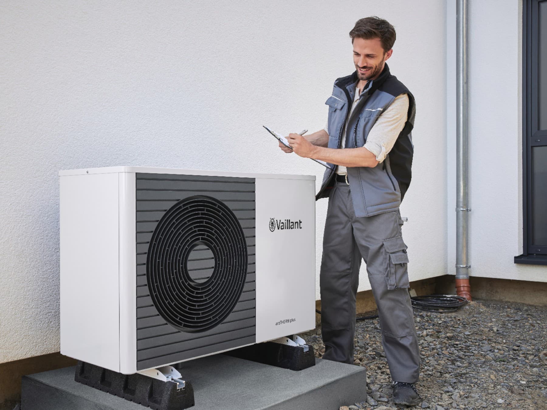 Diagnostiqueur réalisant un bilan thermique | Vaillant